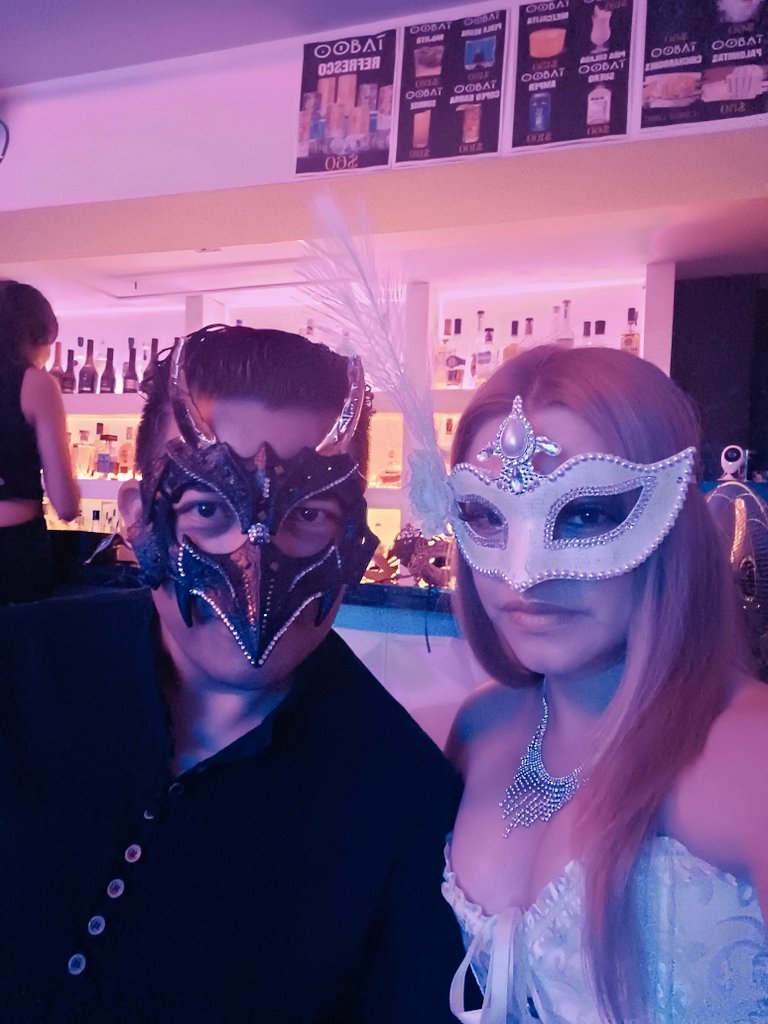 Una noche donde las máscaras guardan secretos y las luces celebran solas…
El 1er aniversario de <a href="/TabooSwinger/">Taboo</a> <a href="/ClubSwTaboo/">𝐓𝐚𝐛𝐨𝐨 𝐂𝐥𝐮𝐛 𝐒𝐰</a> encendió su propio mito:deseo elegante, fuego silencioso y vibras que no se olvidan <a href="/AlinayDave/">Alina</a> <a href="/DannaeSw/">Dannae🦄✨</a> <a href="/KarlitaEdd/">KARLITA & EDDY SW</a> <a href="/SweetWishMx/">SweetWishMx</a> <a href="/MxMrblack/">Mr.Black</a> <a href="/zaory952229/">Luna X🫦</a>