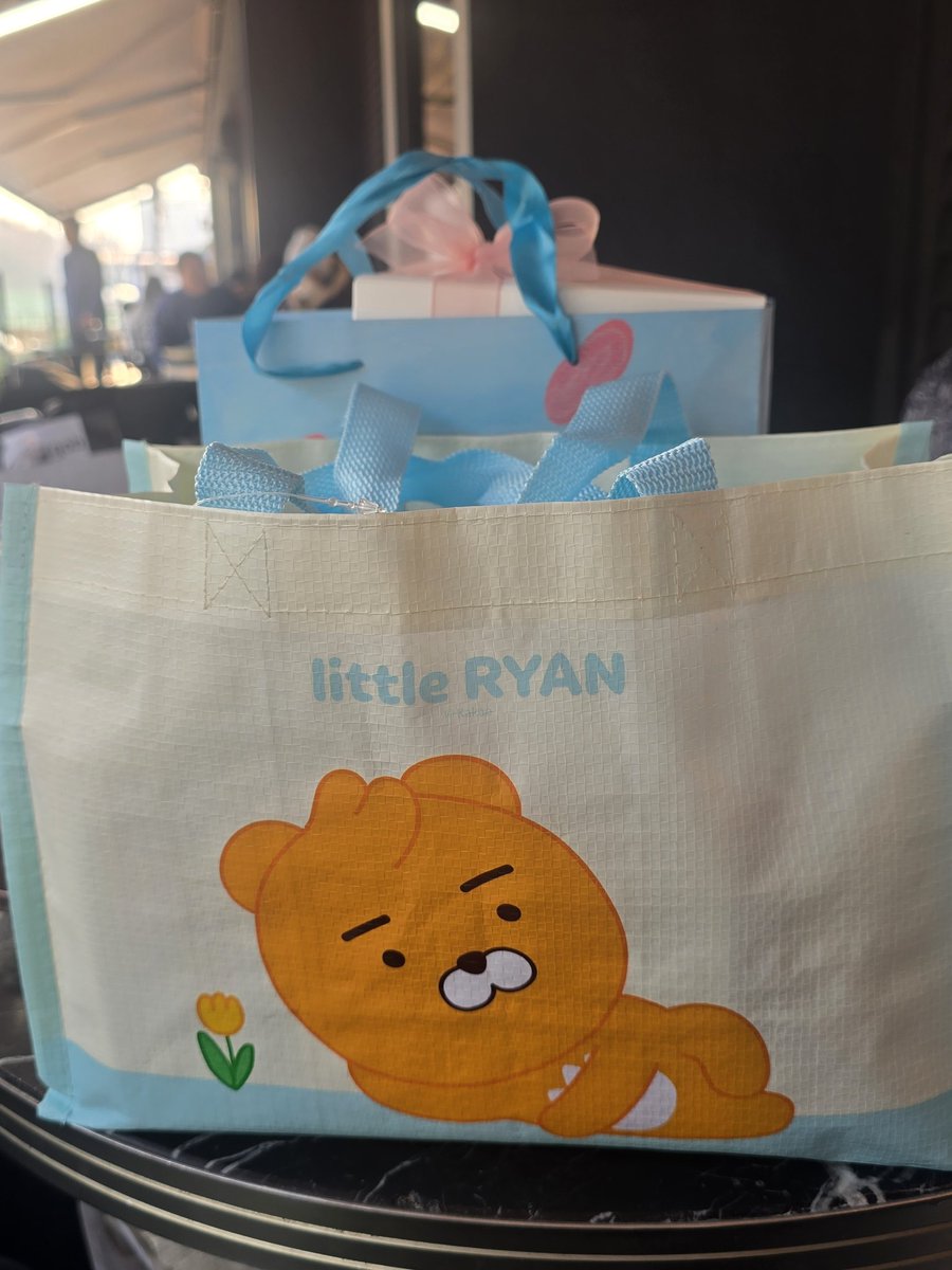 pdj33333's tweet photo. 지하철 나와서 바로
파리크라상 야외테이블에 있습니다🩵 https://t.co/hyn3qn3hSP
