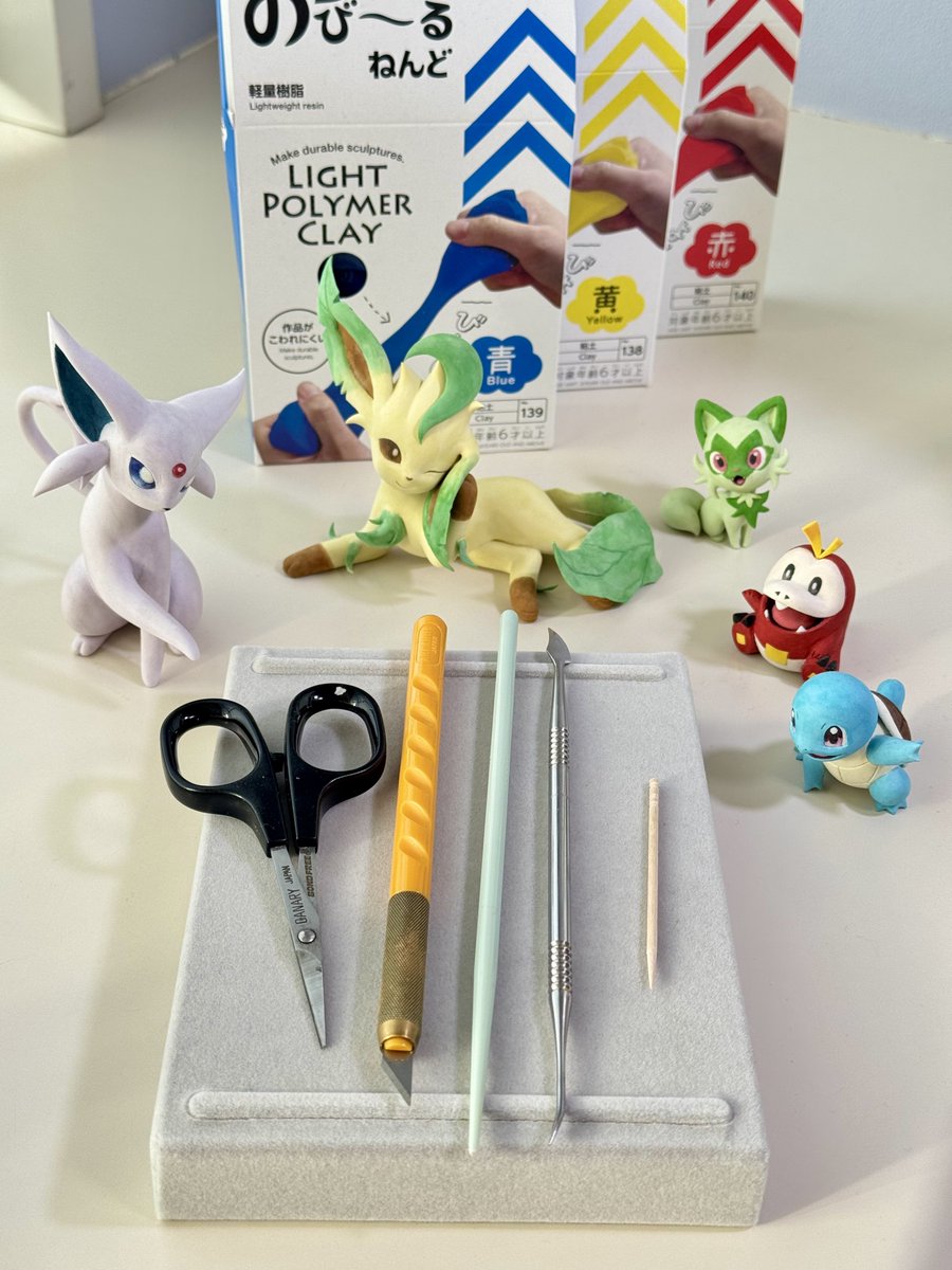 ねんど制作の道具について、
小ぶりのハサミ、ナイフ(カッター)、先の細い棒、粘土ヘラ(慣れるまで指でもOK)、爪楊枝、この辺があれば十分です✨