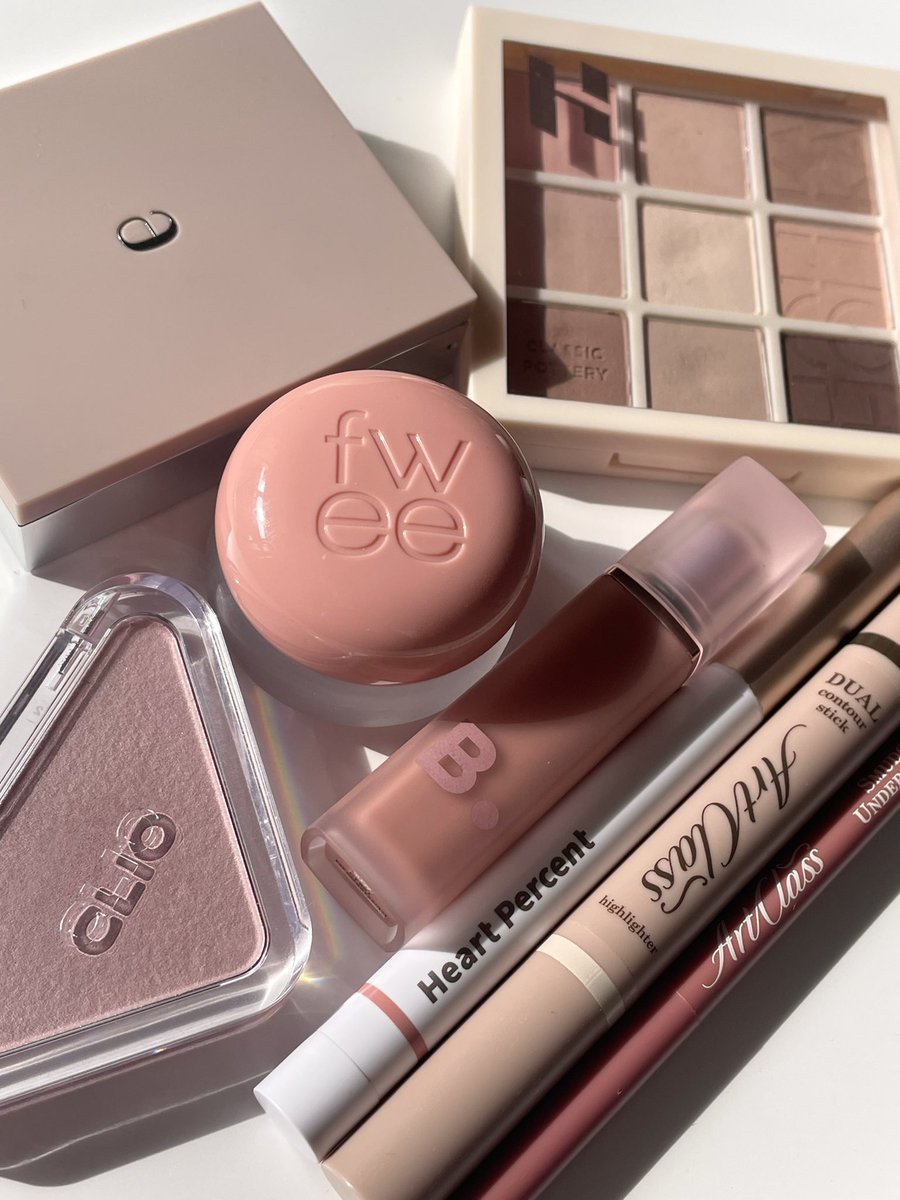 ymuteh_'s tweet image. 今日のメイク☕️⸝⸝꙳ マットシャドウをぶわっと広めに塗るのが最近の気分 #motd