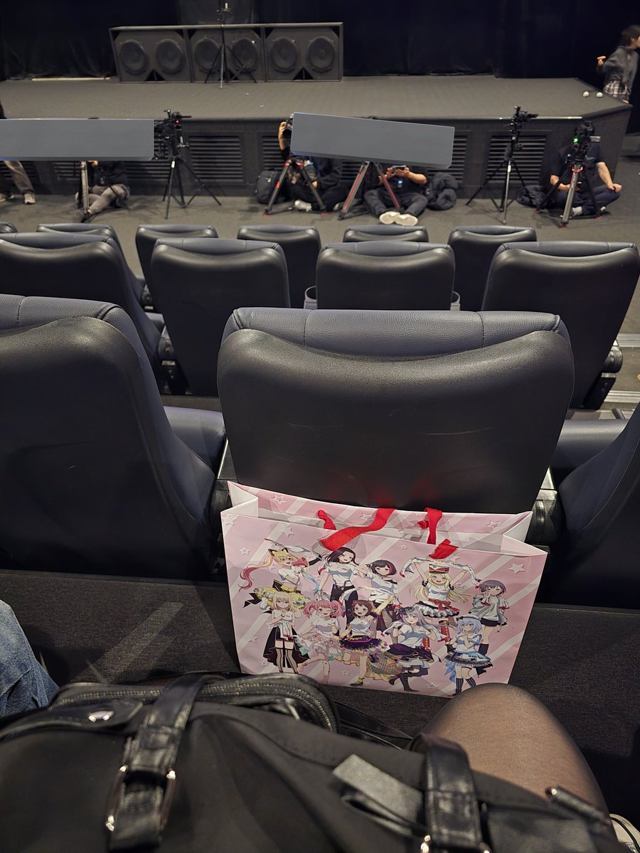 어제 이 쇼핑백 들고 아이돌 보러간 썰 푼다 🚬