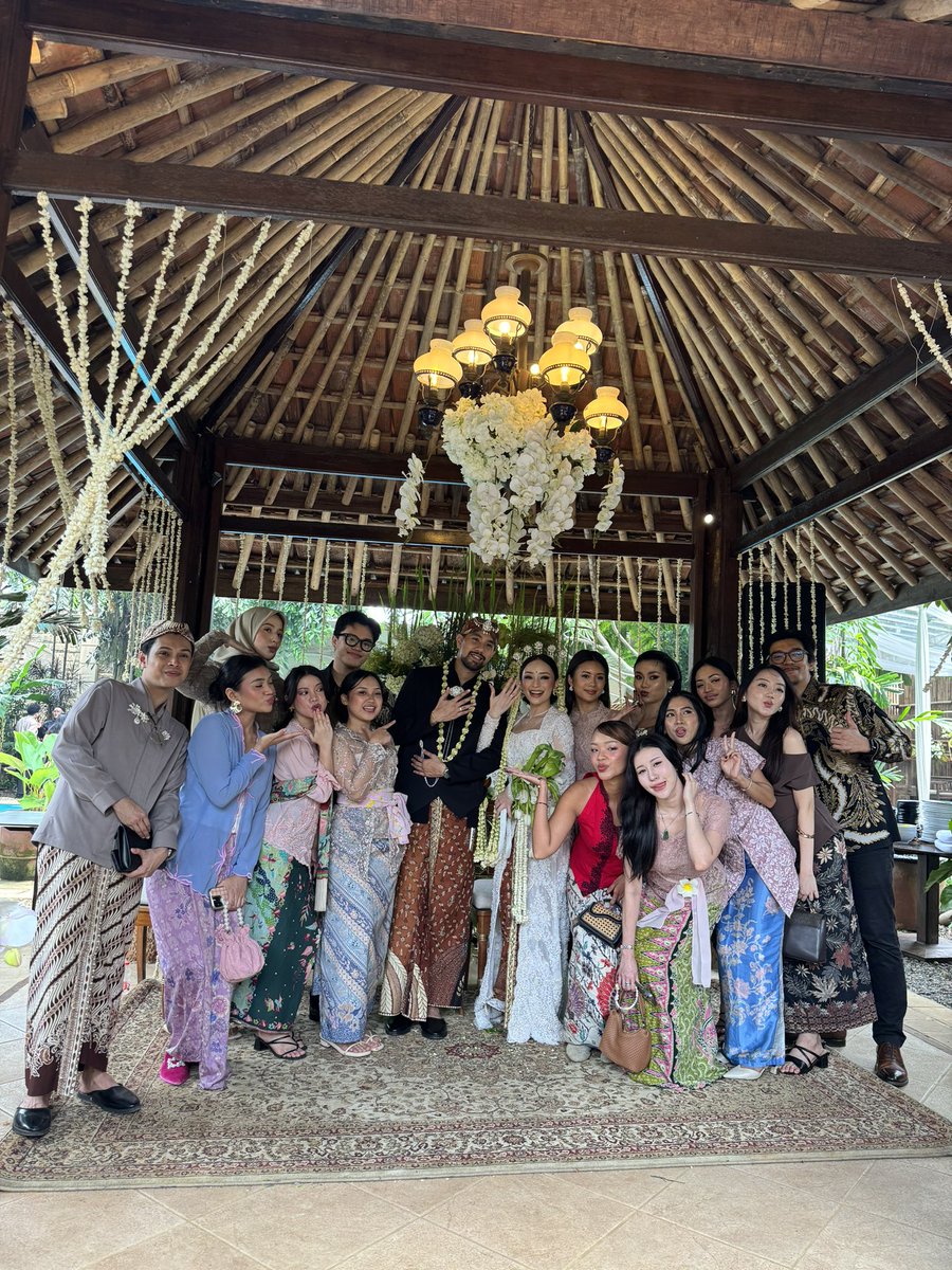 eirubylene's tweet image. what a wholesome &amp;amp; beautiful day. happy wedding my loveeee mamahhh @amndzahra 🫶🏻🥹 happy happy selalu yaaaa