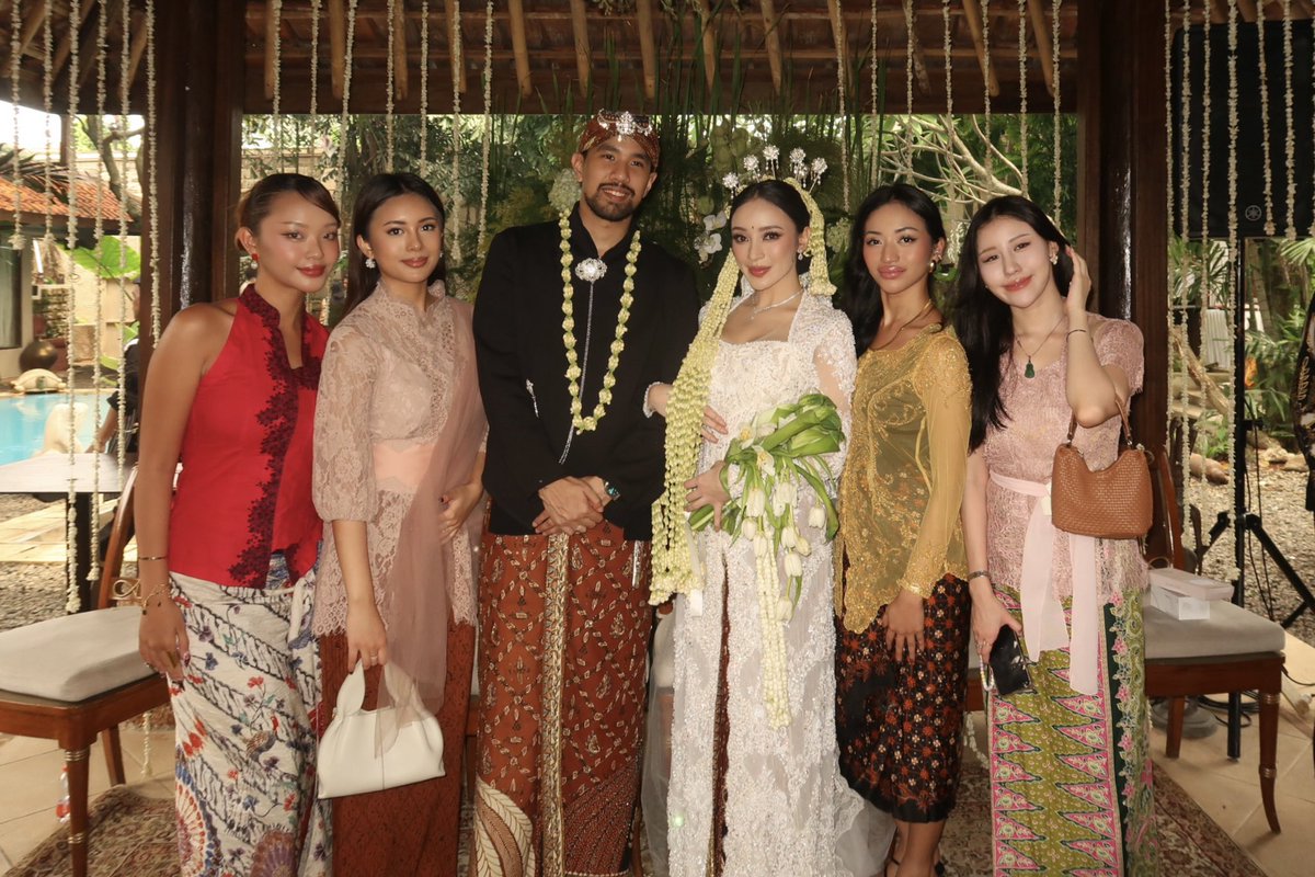 eirubylene's tweet image. what a wholesome &amp;amp; beautiful day. happy wedding my loveeee mamahhh @amndzahra 🫶🏻🥹 happy happy selalu yaaaa