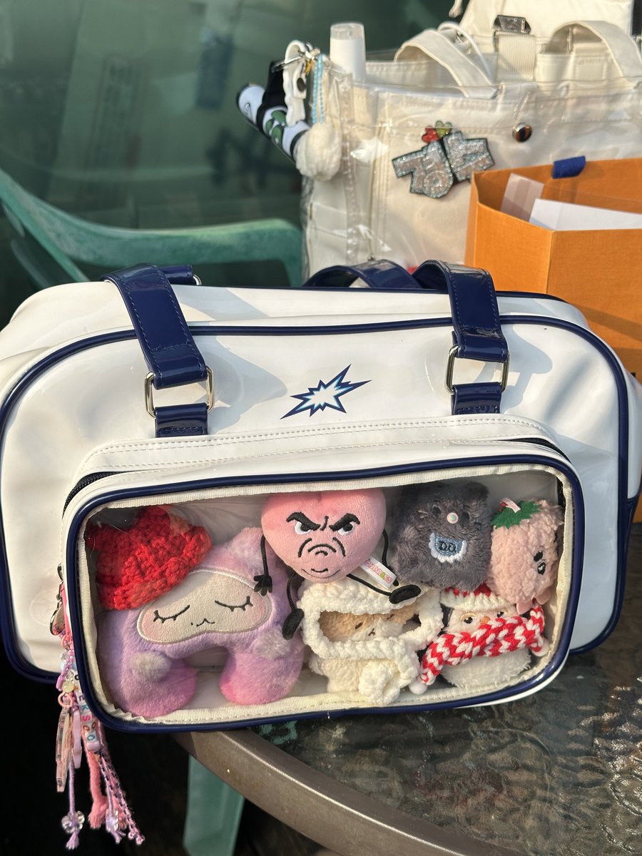 karie_202's tweet photo. I’m in front of the convenience store again! 😇

Please look for this bag and get you an acrylic standee 🩷

#도경수 #DOHKYUNGSOO #DOit_THEFINAL https://t.co/AvDOYvHAcJ