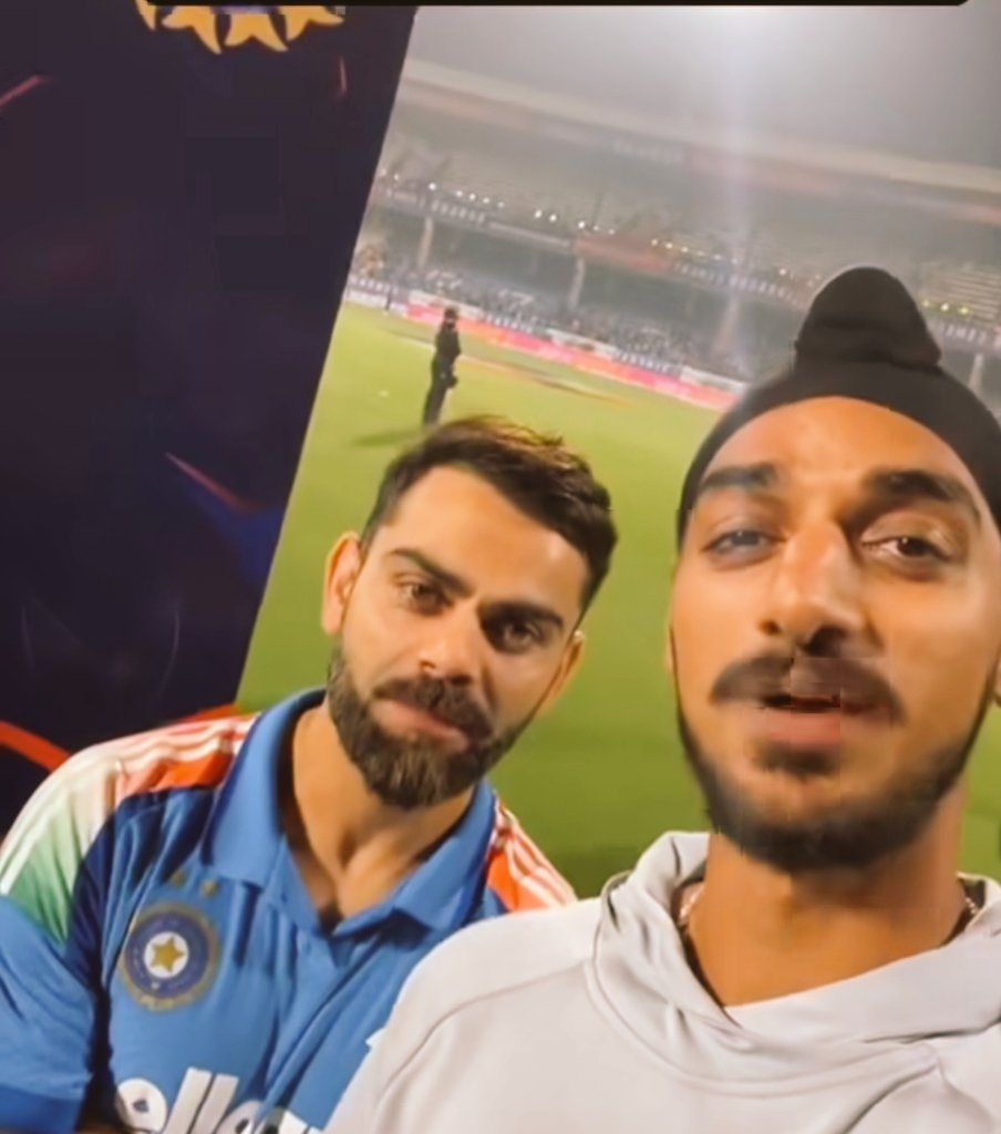 कल साउथ अफ्रीका और इंडिया का ODI सीरीज का लास्ट मैच था जिसमें टीम इंडिया ने जीत हासिल की  और सीरीज भी जीत लिया 

मैच जीतने के बाद विराट कोहली और अर्शदीप का एक वीडियो सोशल मीडिया में वायरल हो रहा है 

अर्शदीप कहते है विराट कोहली से पाजी रन कम रह गए थे नहीं तो सेंचुरी आज भी पक्की