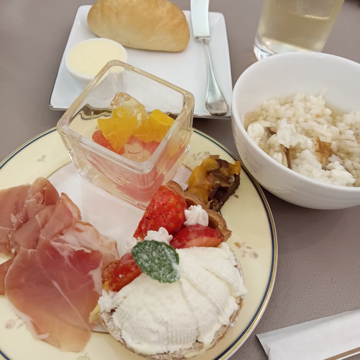 yasuji1428's tweet photo. 懇親会の料理載せ忘れてました https://t.co/vZqb4qHilh
