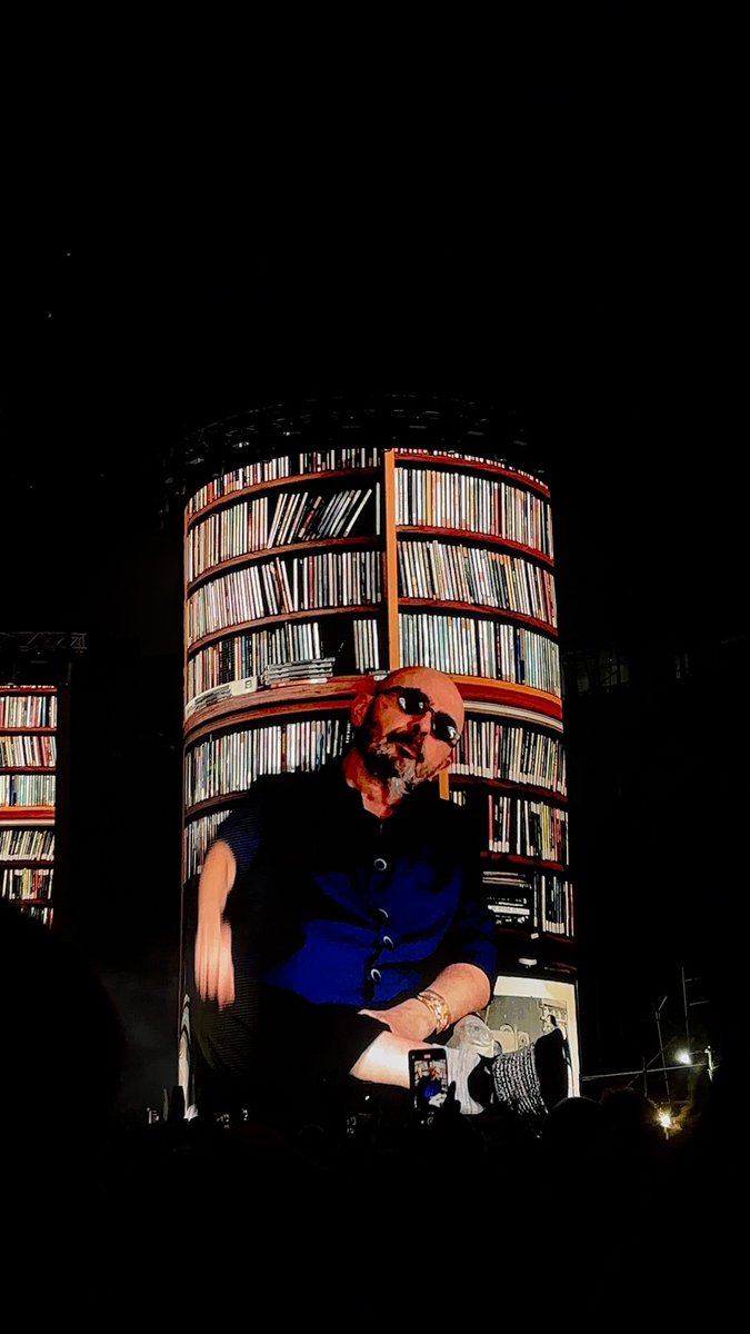 luciatamara__'s tweet image. La inmensidad de este hombre.