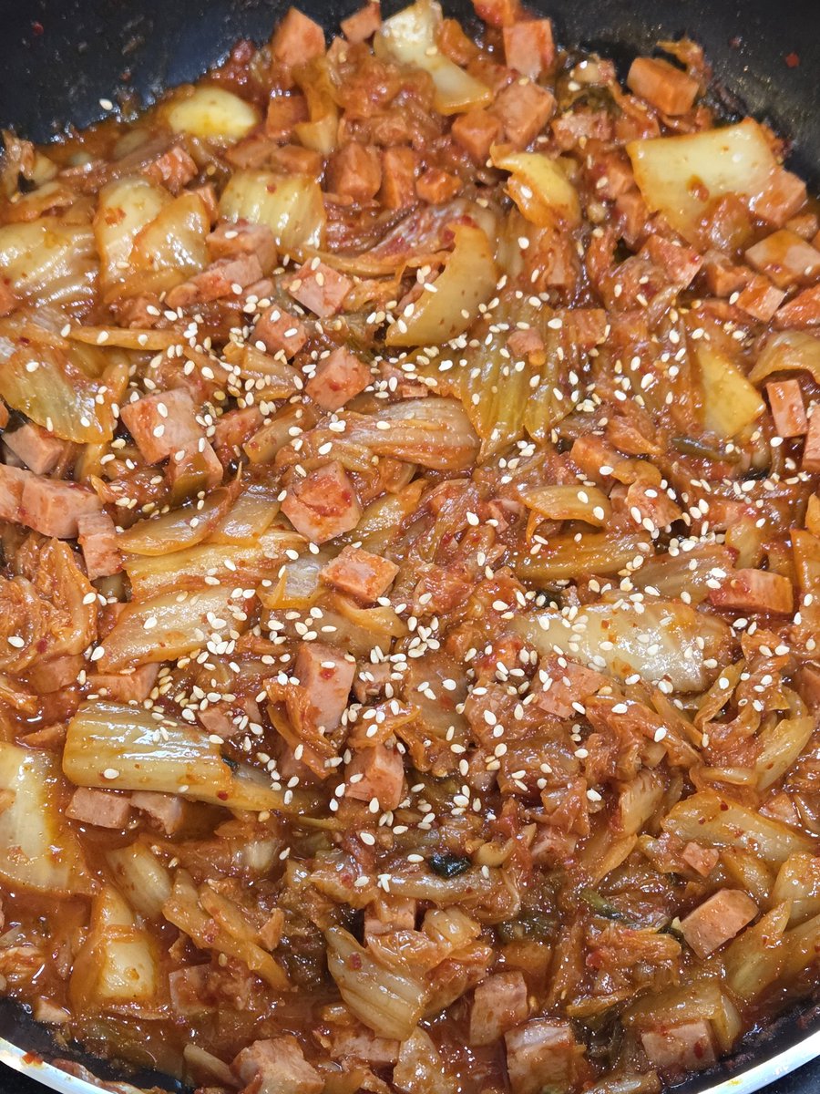 집에 김치랑 스팸 뿐이라 대충 애들 김치볶음 해줌😁😁