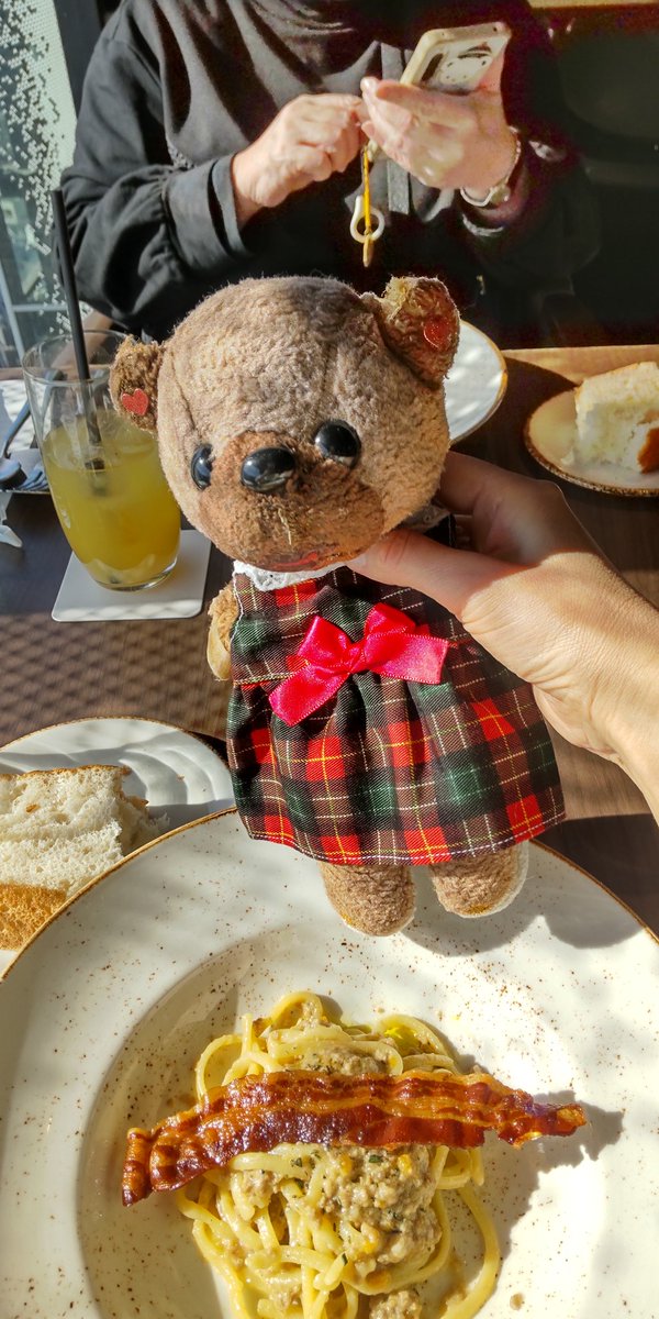 reuchanfirst's tweet photo. #JAM17 さんその2
れう🐻🎀は、お友達と真ん中のコース、4900円のコースいただきましたあ😆✨👍
メインはアクアパッツァにしたあ😍🐟🦐🦑🐚
フォカッチャ🍞 もお代わりして、この景色で、このお値段はリーズナブルヽ(=´▽`=)ﾉ🎶🎶
はらいっぺ😋🙌🙌 https://t.co/YE4zhUfKmT