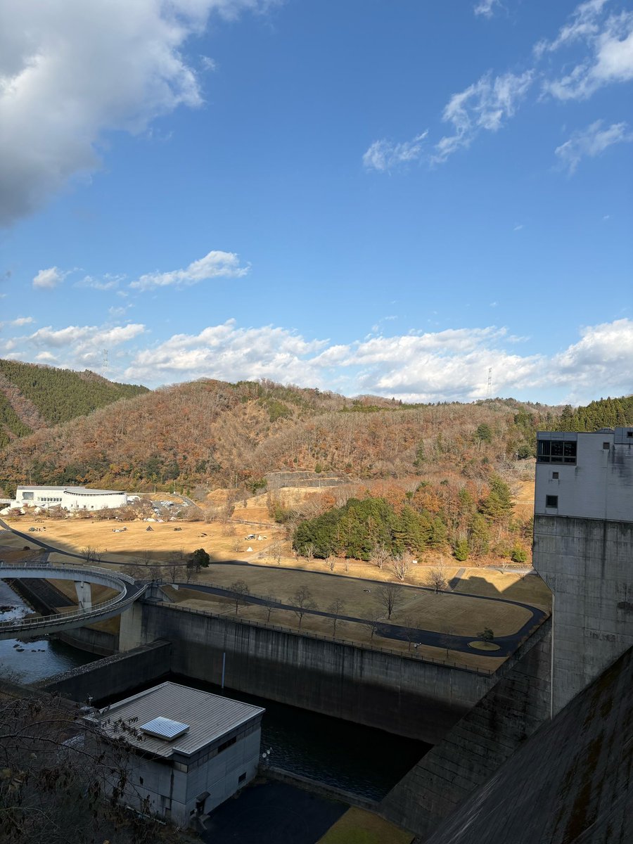 CrocoSilverman's tweet photo. 晴天
今日もツーリング日和
でも山の中は寒い。風景も寒々しくなってきた。何度も休憩して手を温める
道の駅で話しかけてきた方も「今シーズンラストですかね」と言ってはった https://t.co/sqW1jF8vYx