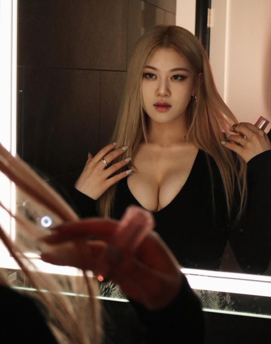 这位Rose Rose看起来就很肉肉🍑🍑😈大奶版Rosé 🌹