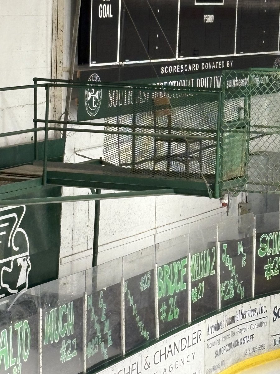 twigmaster's tweet image. Up north with Shako Boys playing at Hibbing today…on my way to the game I had to pop in just to see the rink in Coleraine. (Goal judge perch on catwalk!) Both of these rinks are in my top 5 favorite rinks anywhere…so many great rinks on the Iron Range and in Mn!
