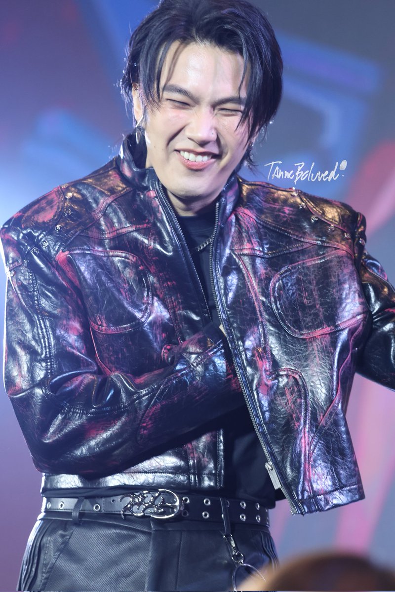 He makes me laugh, smile and go 'Awwww' all in one session. 💙 <a href="/JakeB4rever/">BIU.</a>

BUILD BKK FANSIGN 

#UNLEASHTHEBUILDDAY2
#BuildJakapan