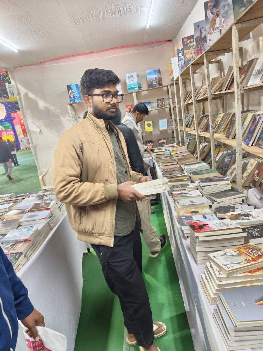 sonuk5305's tweet photo. #पटनापुस्तकमेला 

किताबें खरीदना खर्च नहीं, निवेश है। 
किताबों की खुशबू, शब्दों की दुनिया और दिल भर प्रेरणा—पटना पुस्तक मेला से वापसी। नई कहानियाँ बैग में, नई रोशनी मन में।

खामोशी + किताब = सुकून https://t.co/Zfq7ktSo0F