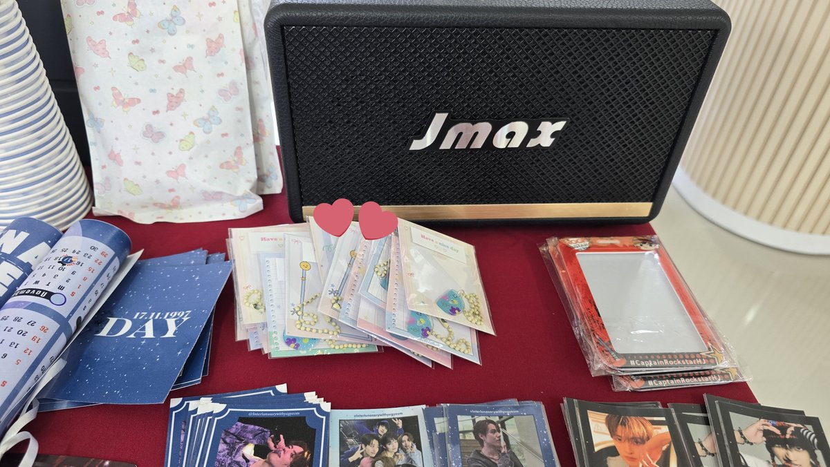 เราวางกอว.ไว้ที่โต๊ะกอว.นะคะ ใครแวะมาสามารถมาหยิบไปได้เลยน้า เอนจอยๆนะคะ🩷 #SerenityBloomWithDoyoung