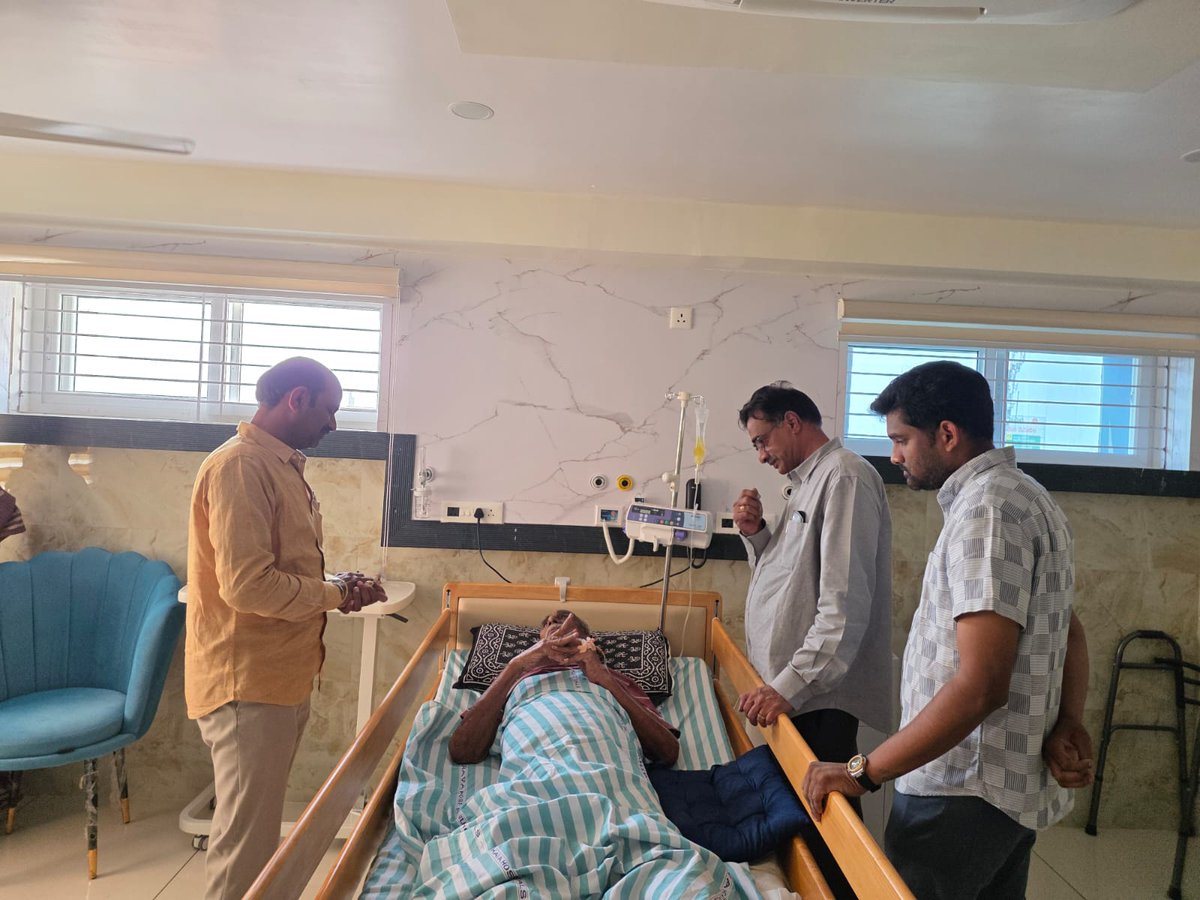 జొన్నవలస MPTC, TDP సీనియర్ నాయకులు పూసపాటి రాజేష్ వర్మ గారి తండ్రిగారు పూసపాటి లక్ష్మీనరసింహ రాజు గారు వయస్సు రీత్యా అనారోగ్యం చెంది సుఖీభవ హాస్పిటల్ లో చికిత్స తీసుకుంటున్న విషయం తెలుసుకుని హాస్పిటల్ కి వెళ్లి పెద్దాయనను పరామర్శించి వారి ఆరోగ్య బాగోగులను అడిగి తెలుసుకున్నారు.