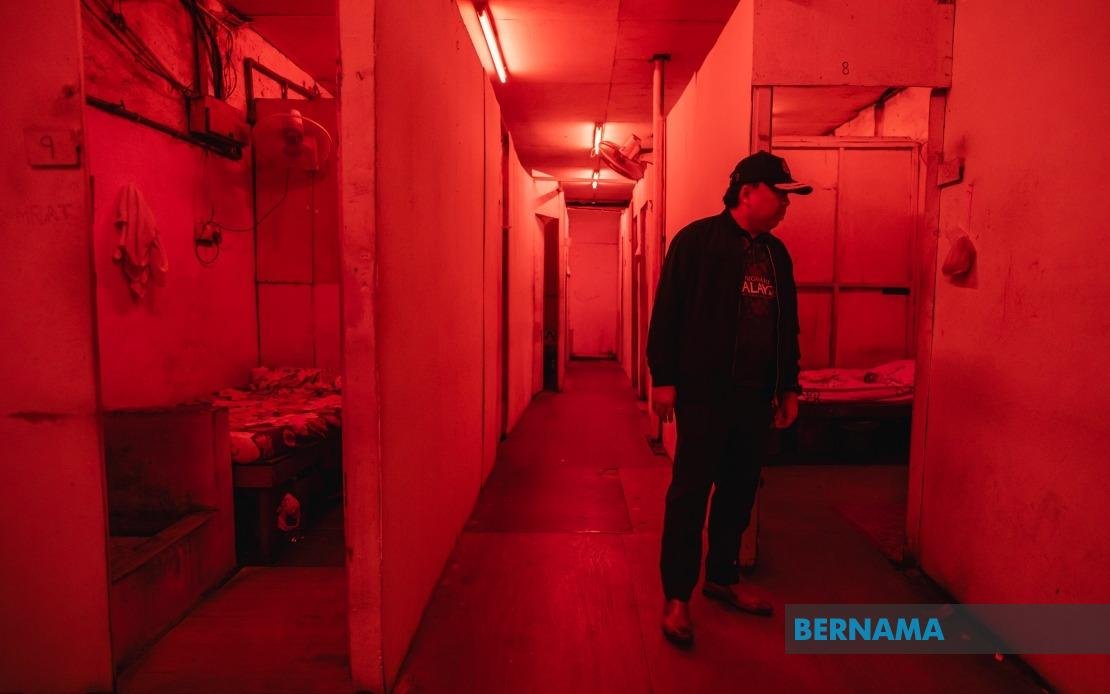 NewsBFM's tweet photo. A large-scale immigration raid over the weekend uncovered a prostitution network operating across multiple locations in central Kuala Lumpur.

Investigations revealed that the establishments offered services starting at RM60 to both foreigners and locals.

📷:Bernama

🧵1 https://t.co/2pOqiOJWau