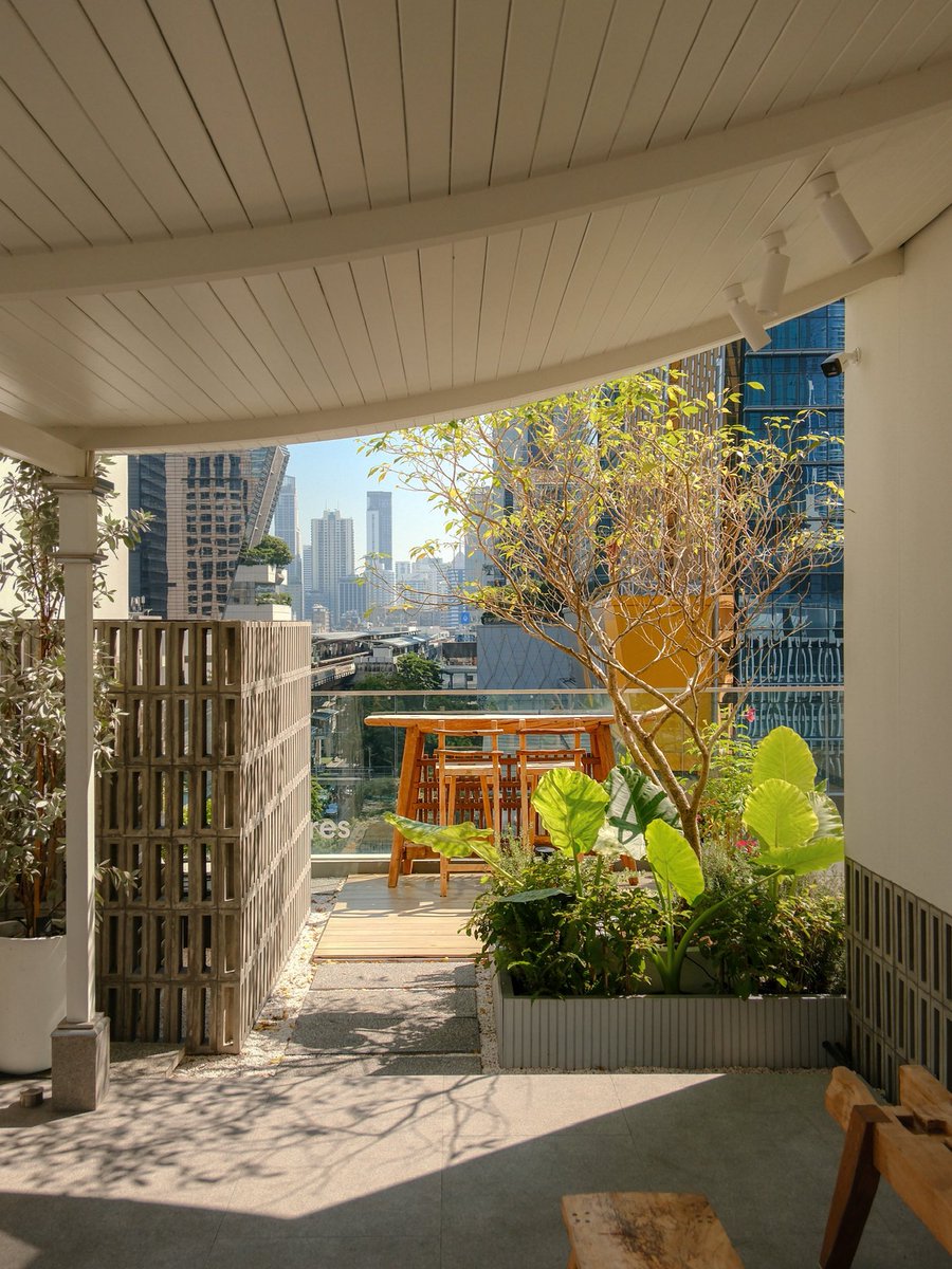 CAFETELLER's tweet image. ไม่คิดว่าขึ้นมาชั้น 7 แล้วจะเจอร้านเทสดีขนาดนี้ สวยมากกกก แสงจึ้ง เฟอร์สวยทุกชิ้น แล้วที่ประทับใจยิ่งกว่าคืออาหารของที่ร้านคืออร่อยเดินคาดมาก 🔥🔥🔥