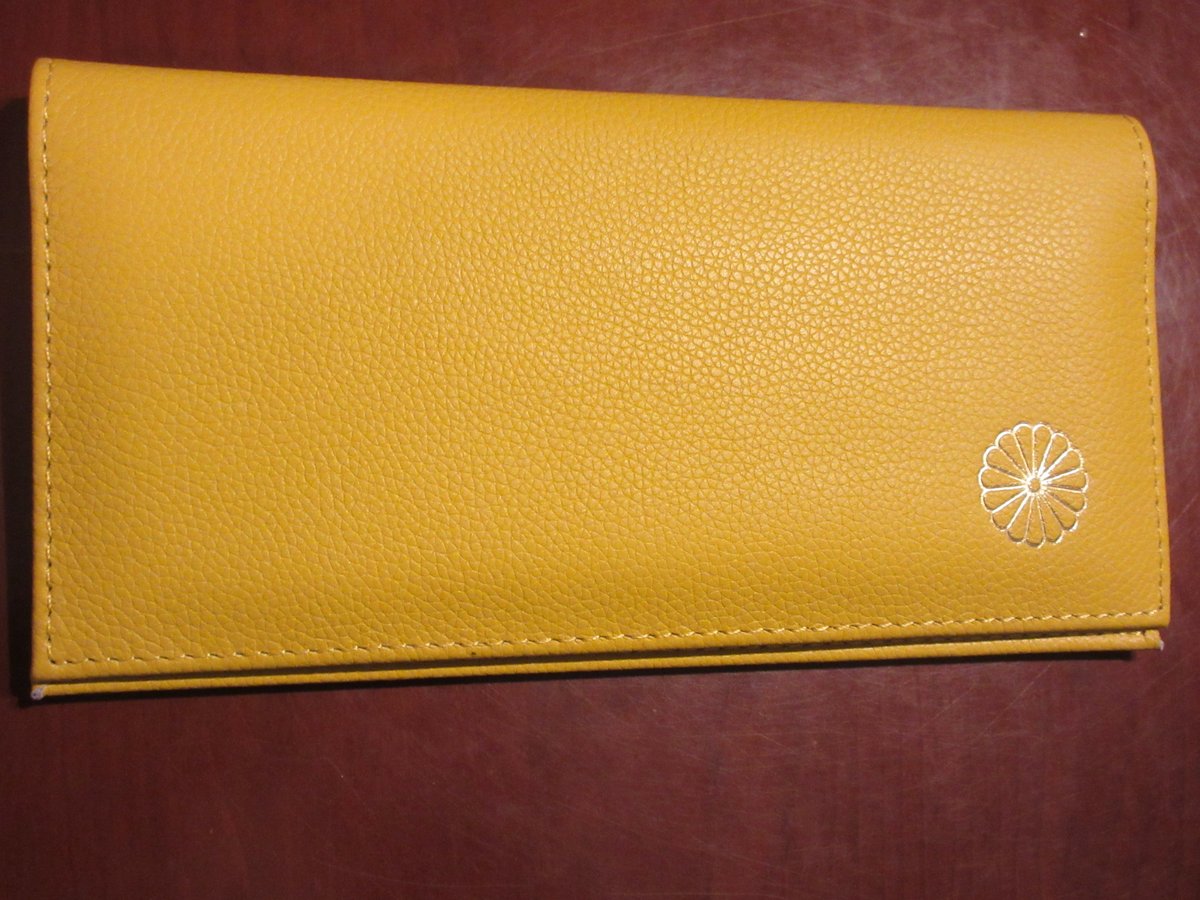 皇居の売店で購入した「皇居財布」。お金の貯まりそうな黄色の財布を