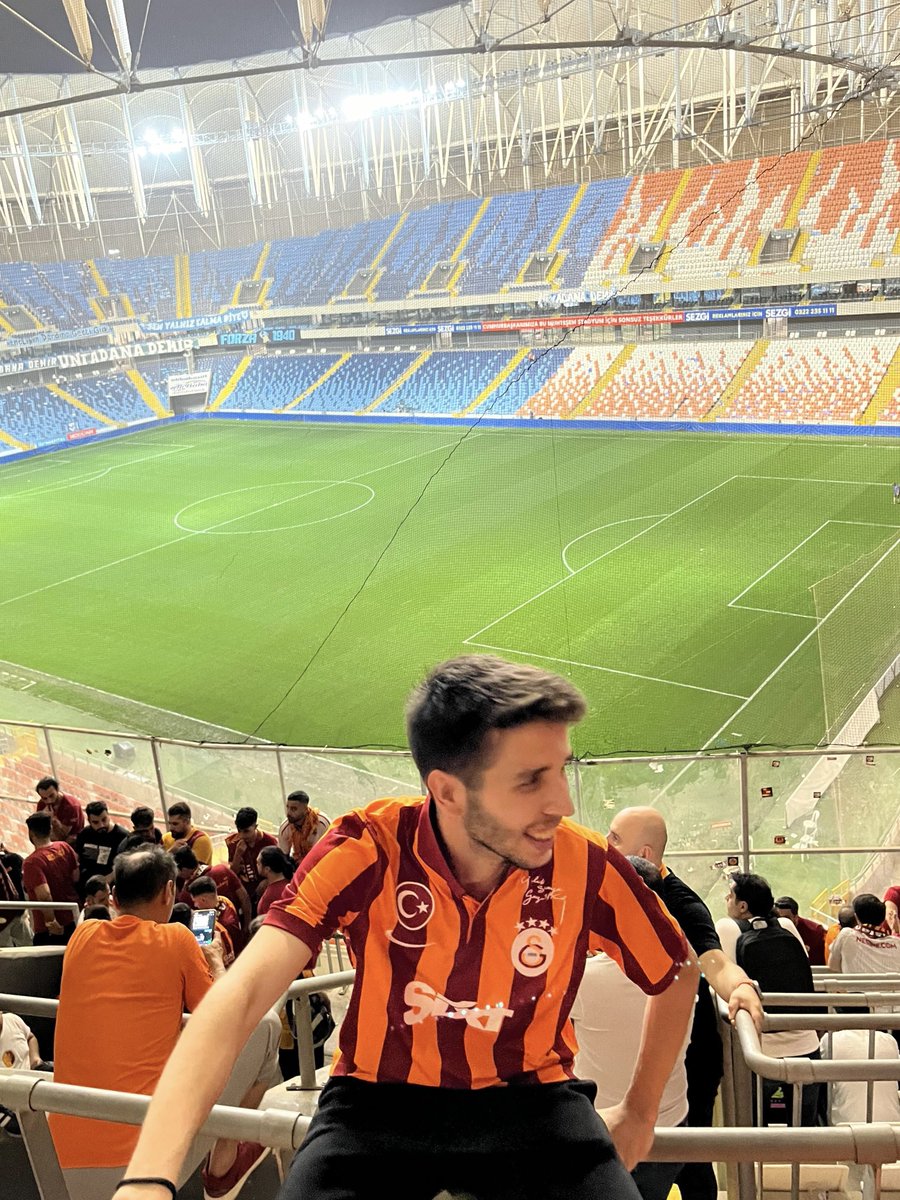 Tayfamızın sevilen isimlerinden ve eski sosyal medya sorumlumuz Arda Önez’in doğum gününü en içten dileklerimizle kutlar, mutlu, huzurlu ve bol şampiyonluklu bir ömür dileriz.

#ultrAslanUNI