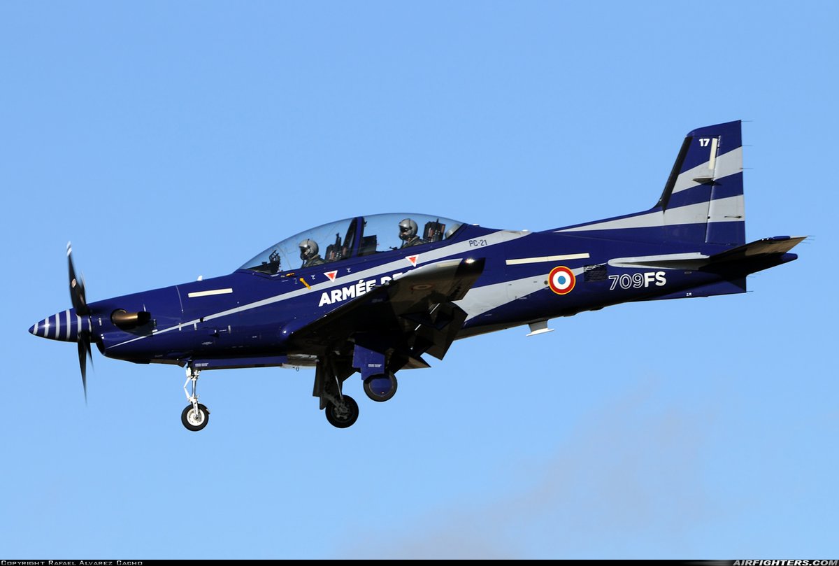 AlvarezCacho's tweet photo. En el  mediodía del 3 de Diciembre visitaron la #BAVillanubla en @AeropuertoVll estos 3 @PilatusAircraft PC-21 de @Armee_de_lair 🇫🇷 llegando desde la Base Aérea #BA709 #CognacChâteaubernard como #FAF6525 #FAF6526 y #FAF6527 Dos horas después partieron hacia la #BAMontijo #BA6 🇵🇹 https://t.co/fCrL72I124
