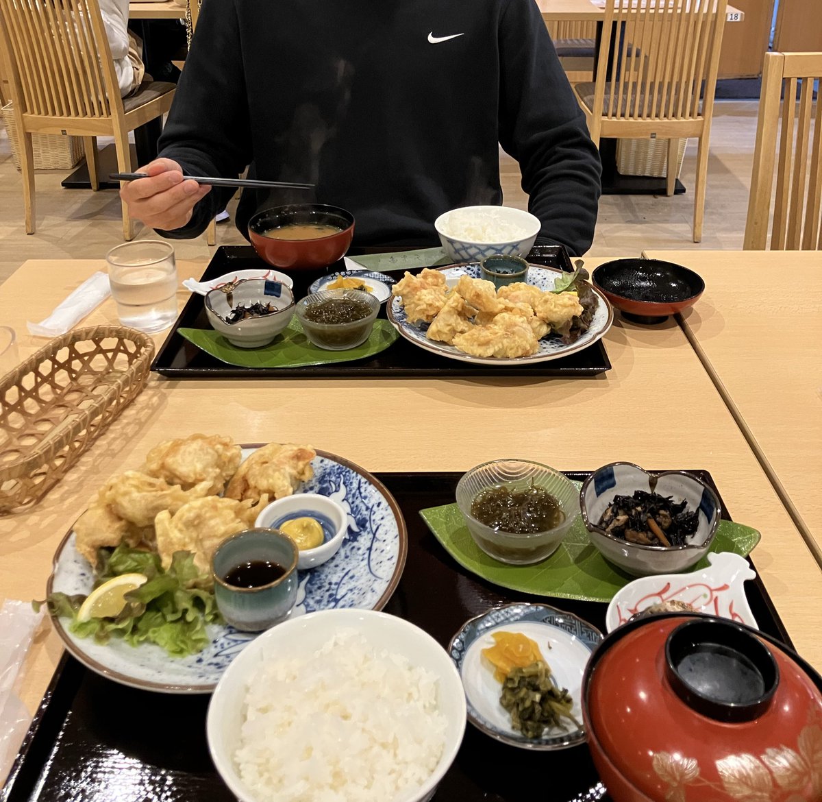 azukiking's tweet photo. 「とよ常」さんにて、とり天定食🐔
鬼石の湯👹🪨
桶から出づる湯気がOITA♨️ https://t.co/R0v86sqQSE
