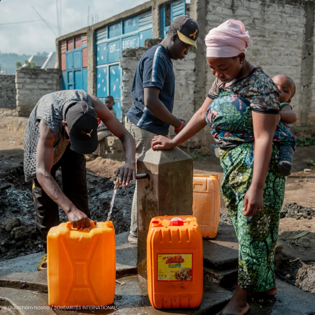 En #RDC 🇨🇩, les équipes de <a href="/Solidarites_Int/">SOLIDARITÉS INTERNATIONAL</a> se mobilisent pour répondre aux épidémies de #choléra 😷 qui touchent l'est du pays. Elles désinfectent les habitations, installent des points de chloration de l’#eau 💧 et distribuent des kits choléra aux foyers affectés.