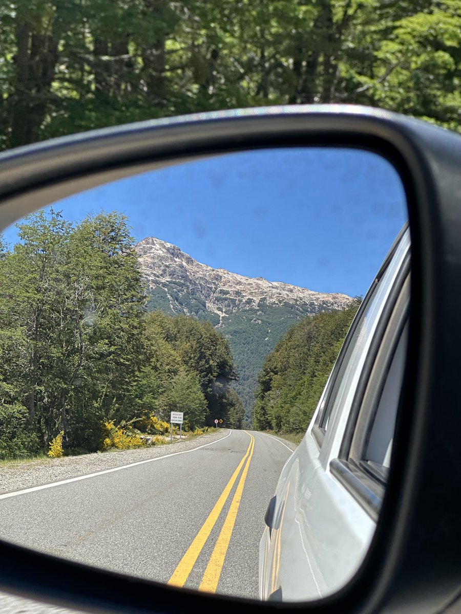 Вот такие невероятные просторы я увидел вчера, проехав по части маршрута «Семи Озер» фантастическая красота, иссине голубое небо Аргентины и так любимое мною летнее солнце