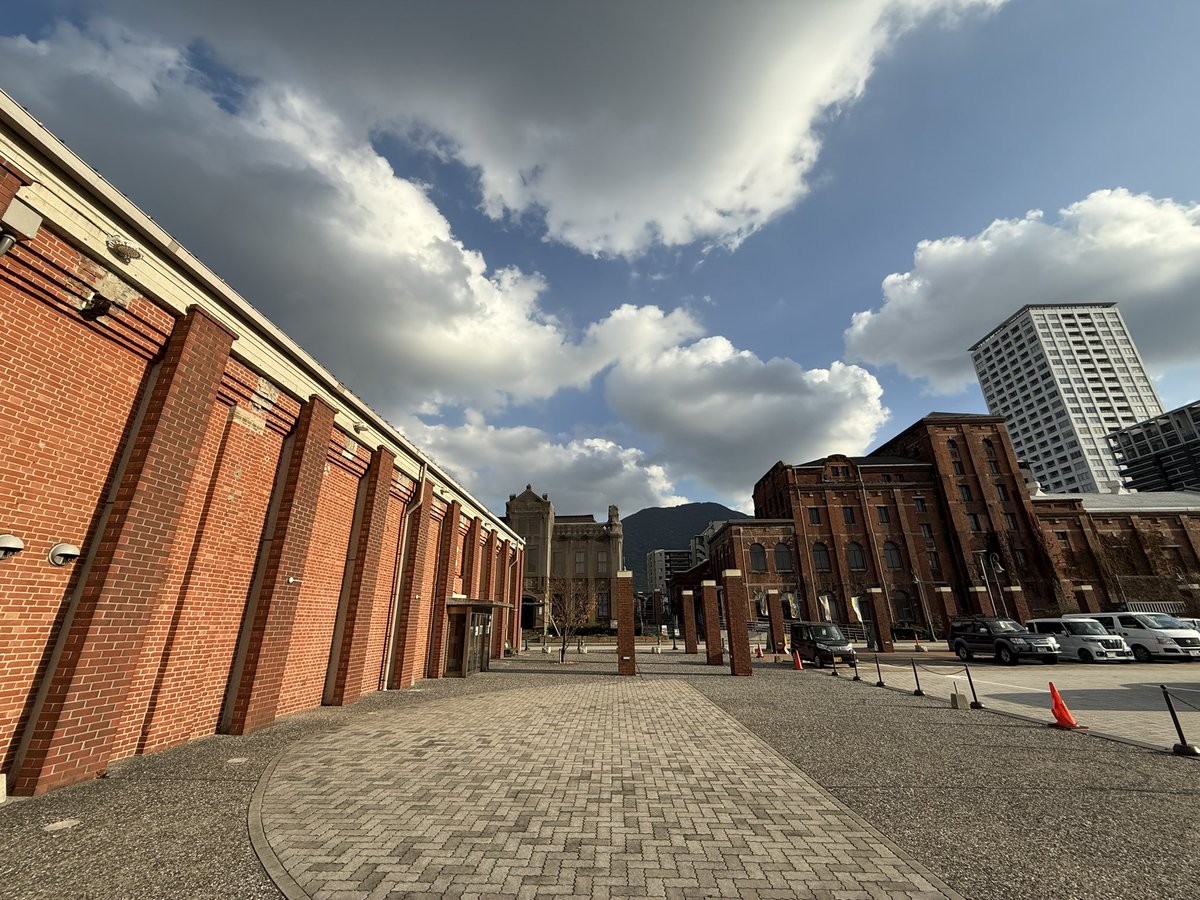 今日は門司赤煉瓦プレイスで、birdさんのライブ。オシャレな場所で演者さんを囲むようにして素晴らしい音楽を楽しみました。
#bird