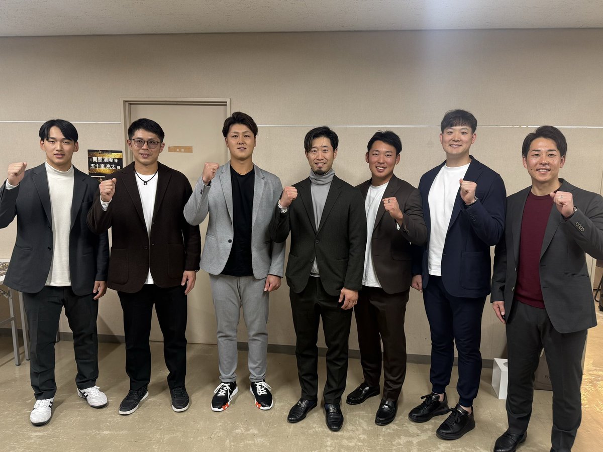 本日「パーソル パ・リーグTV パテレアワード2025 supported by プロ野球 ファンスターズリーグ」に出席した #山口航輝 選手。
4打席連続ホームランがMCを務めた「南原清隆氏が選ぶナンだこれは賞」に輝きました。
次は大きいトロフィーを獲りにいきましょう！
#chibalotte #広報 #パテレアワード2025