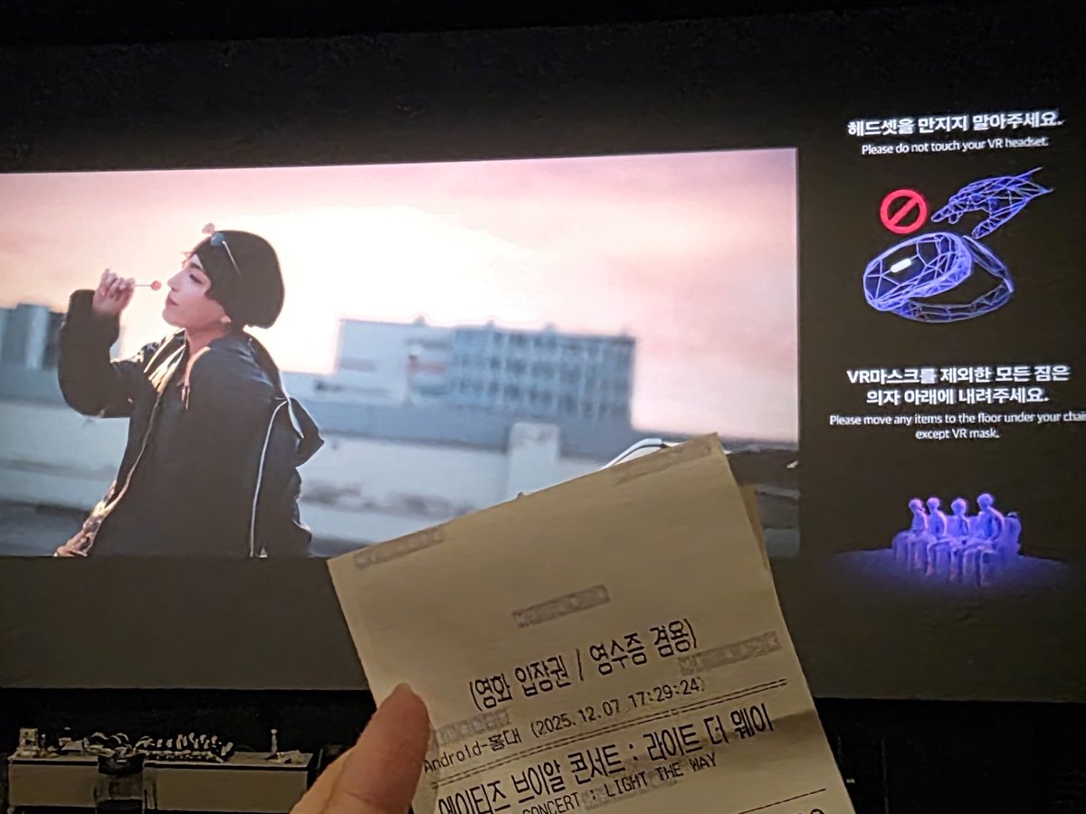 ESFP_tiny's tweet photo. 에이티즈 VR 콘서트 후기
진짜... 진짜 고자극이었다ㅋㅋㅋㅋ
아니 진짜 너무 가까이 오는거 아니냐고
소녀들 다 소리지르고 난리남ㅜㅅㅜ
근데 그 와중에 내 옆 소녀
자꾸 손 뻗어서 멤버들 만지려고해섴ㅋㅋㅋ 그게 내 화면에 내 손으로 인식됨ㅋㅋㅋㅜㅜㅜㅜ 욕망가득.. https://t.co/LUCdtngODG
