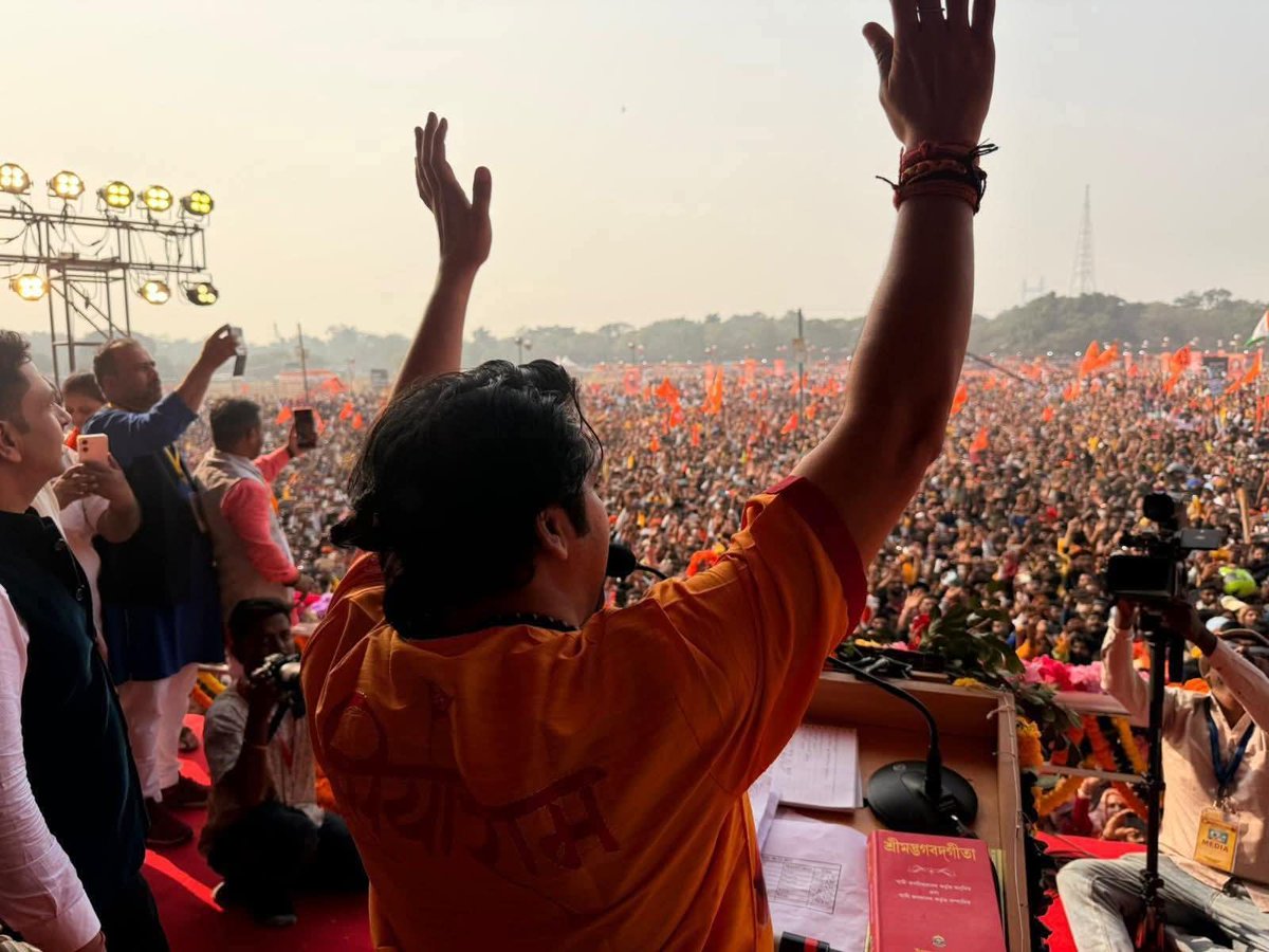 jpsin1's tweet image. आज नींव हिल गया बंगाल के ममता बनर्जी के मुस्लिम तुष्टीकरण राजनीति का आज 🚩
किसी ने चुनौती दिया था बाघेश्वर बाबा को बंगाल आ के दिखा देना एक व्यक्ति नहीं 
आएंगे ये दृश्य आज कलकत्ता का है जहां पूरा ग्राउंड भर गया बंगाली सनातनियों से 

जहां पूज्य बागेश्वर धाम सरकार सरकार का कोलकाता…