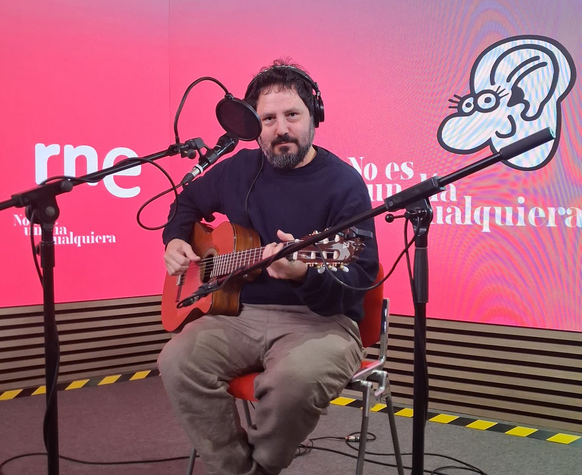 NEUDC_RNE's tweet photo. "Es mi mejor disco hasta que llegue el siguiente", apunta con simpatía y buen humor nuestro admirado @El_Kanka En febrero sale #Lacalma. "Creo que los seres humanos nos necesitamos. Hay que potenciar la subjetividad, claro, pero somos solidarios y sociales. Nos necesitamos." https://t.co/MgE1TjKAKv