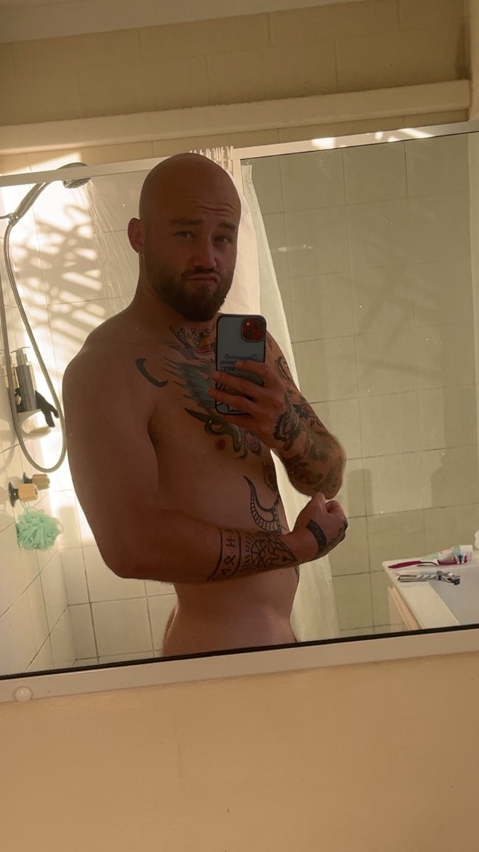 Jaykey_Boy's tweet photo. Thank god this isolated island has some dumbbells and sunshine, cant let the daddy vibes die, I’d let my adoring fans down 😏 time to get back to being a NSFW content creator 😈 #adultcreator #straightseduction https://t.co/4tJ3xY0DTY