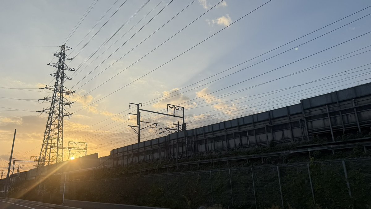 bluehour_nana's tweet photo. 今日の夕焼け、ただの帰り道にヒョプを思いながらhearts 聴いてたら、歌詞の主人公＝今の私で胸ぎゅ...🩷
暗くなり月が出たら頭の中はひょぷ一色。
こんな私の心を苦しくする曲をおいて帰るなんて...✈️
そして私は又、愛を聴きたくなる🎧

#チェジョンヒョプ #채종협 #CHAEst🌻
#JackZhang #hearts https://t.co/CrUbg0kIjk