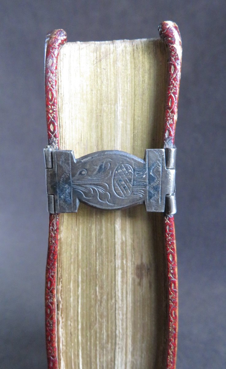 wisdompedlars's tweet photo. Delightful little thistle decoration on the clasps of this scarce pocket sized, 1608 London printing of the 'Imitation of Christ'
#thistle #herbook #antiquarian #finebinding #religion #Christianity #17thcentury #Christ #rarebooks #Scotland #bookauction
https://t.co/Qi09MAJvfF https://t.co/qitBr9JUyx