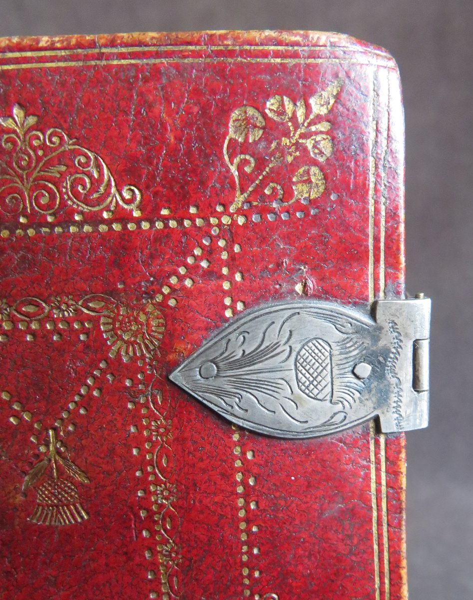 wisdompedlars's tweet photo. Delightful little thistle decoration on the clasps of this scarce pocket sized, 1608 London printing of the 'Imitation of Christ'
#thistle #herbook #antiquarian #finebinding #religion #Christianity #17thcentury #Christ #rarebooks #Scotland #bookauction
https://t.co/Qi09MAJvfF https://t.co/qitBr9JUyx