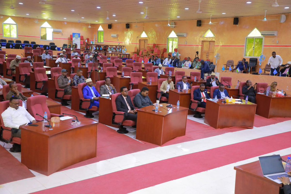 𝐆𝐚𝐫𝐨𝐨𝐰𝐞, 𝟕 𝐃𝐞𝐜𝐞𝐦𝐛𝐞𝐫 𝟐𝟎𝟐𝟓 – Guddoomiyaha Golaha Wakiillada Dowladda Puntland <a href="/abdirisakasaid/">Abdirisak Ahmed Said</a>, oo uu weheliyo Guddoomiye Ku-xigeenka 2-aad <a href="/HonAwoowe/">Hon Mohamed Mahamud Esse</a>, ayaa maanta shir-guddomiyay 𝐅𝐚𝐝𝐡𝐢𝐠𝐚 𝟐𝟐-𝐚𝐚𝐝 𝐞𝐞 𝐊𝐚𝐥𝐟𝐚𝐝𝐡𝐢𝐠𝐚 𝟓𝟕-𝐚𝐚𝐝 ee Golaha Wakilada