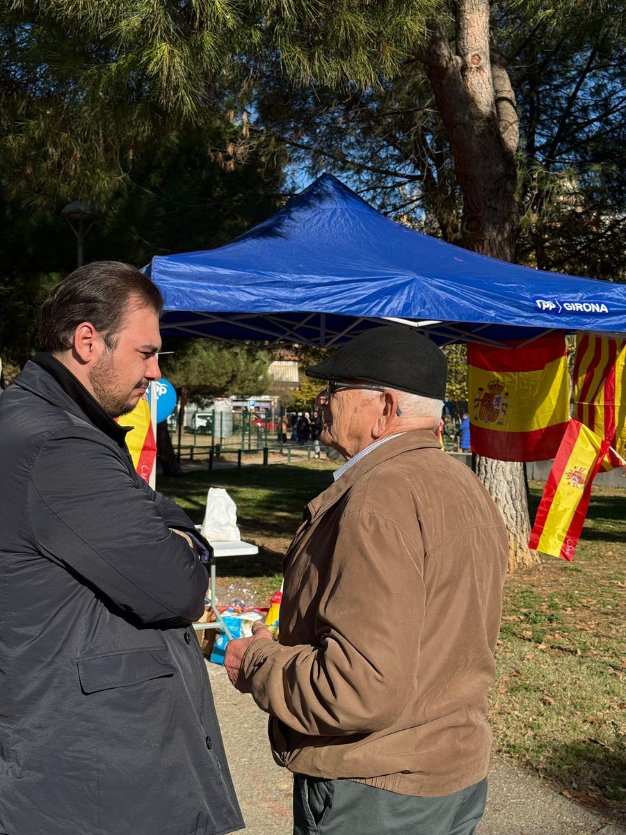 El pasado viernes día 5 de Diciembre, en el barri de la Massanna, estuve en la carpa del <a href="/salt_ppc/">PPC Salt</a>. Con la visita de <a href="/daruizperez/">Dani Ruiz</a> y <a href="/asancfisac/">Alfonso Sánchez 🇪🇸</a>, generamos los 47 años de la Cosntitucion Española. 
No hay mejor sitio que la calle para poder escuchar a nuestros vecinos de  #Salt