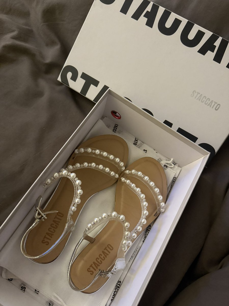 swizzlys's tweet photo. WTS Preloved Sandal &amp; Heels

- Staccato 9JI57-018 Flat Sandals - Beige (💸699.000)
- Staccato J22152018 WOMAN Heels - Beige (💸899.000)

Good conditions &amp; Box masih ada https://t.co/HvZl1T1y2P