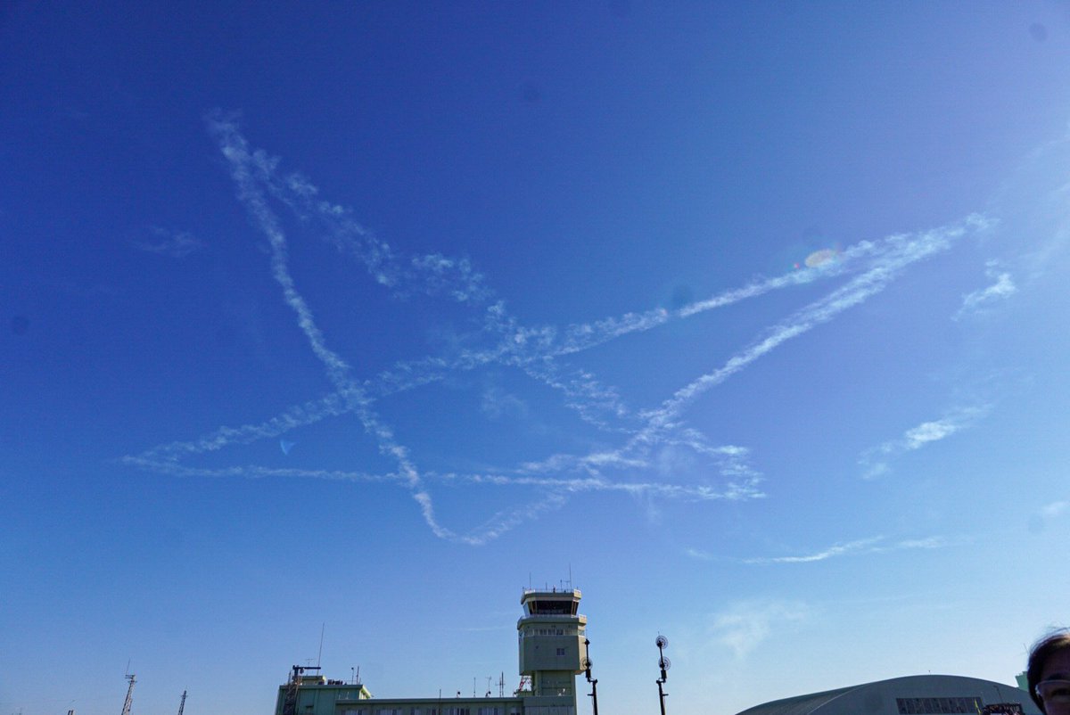koushinblock's tweet photo. 今日の #百里基地 航空祭での #スタークロス が #プルーインパルス の #展示飛行 を終えた後も後方に流されてまだクッキリとスタークロスが残っていた。
初めてだなぁ〜
こんな体験は。
#百里基地航空祭 https://t.co/hdBRVl2esY