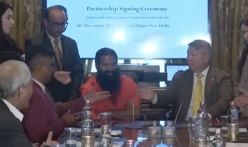 जो ब्रांड अपने देश के क्वालिटी स्टैंडर्ड पास नहीं कर पाई और  कोर्ट ने  1 लाख 40 हजार जुर्माना 
लगाया हो उस पर आख़िर कौन मेहरबान है जो रूस के साथ MOU साइन हो गया 

क्या क्या चल रहा है देश में , अब रूस में बाबा रामदेव बेचेंगे पतंजलि के प्रोडक्ट वही पतंजलि जिसका सैंपल देश में फेल हो