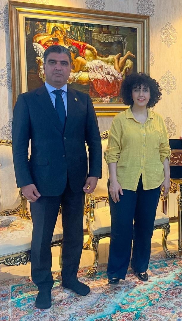 والا از من گفتن ، اما اگر به جونتون علاقه دارید و دوست دارید زنده بمونید به هیچوجه با <a href="/nargesfnd/">Narges Mohammadi | نرگس محمدی</a> ملاقات نکنید ، 
قبلنا تاییدیه زنده موندن یا قتل افراد دست نسرین ستوده بود که آخرین مورد آن داستان دختر خیابان انقلاب بود که دختر واقعی دستگیر و سربه نیست شد و فوراً ستوده اومد گفت