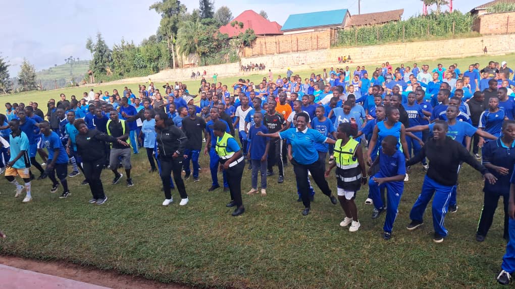 NycRutsiro's tweet photo. Mu mirenge yose igize @RutsiroDistrict urubyiruko twabyukiye muri #Sport ya Bose aho ku rwego rw'akarere yabereye mu murenge wa #Ruhango kuri Stade ya #Bugabo 
Hanatangiwe ubutumwa bwagarutse ku minsi 16 yahariwe kurwanya ihohoterwa.
#SportNubuzima @RwandaYouthArts @RwandaYouth https://t.co/bj2RVW0Dp5