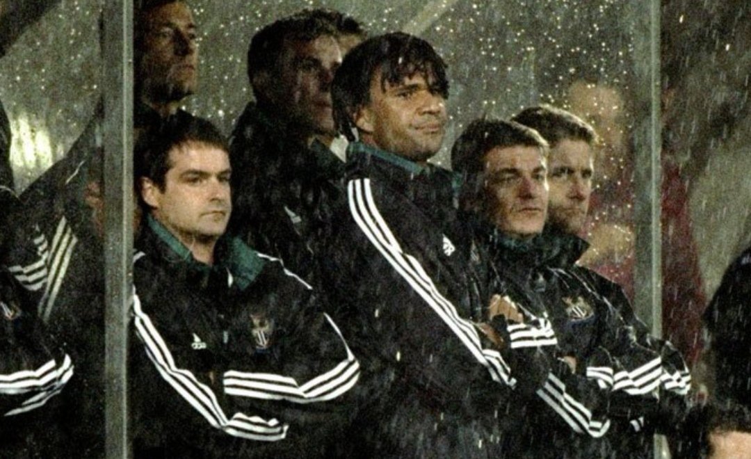 Corballyred's tweet image. Last time a Dutch manager dropped a club legend &amp;amp; record scorer in the Premier League:

Gullit benched Shearer at NUFC → relationship collapsed.

Media strongly backed Shearer, ending in Gullit being sacked 5 days later.

Will media defend Salah as fast??? 🤔