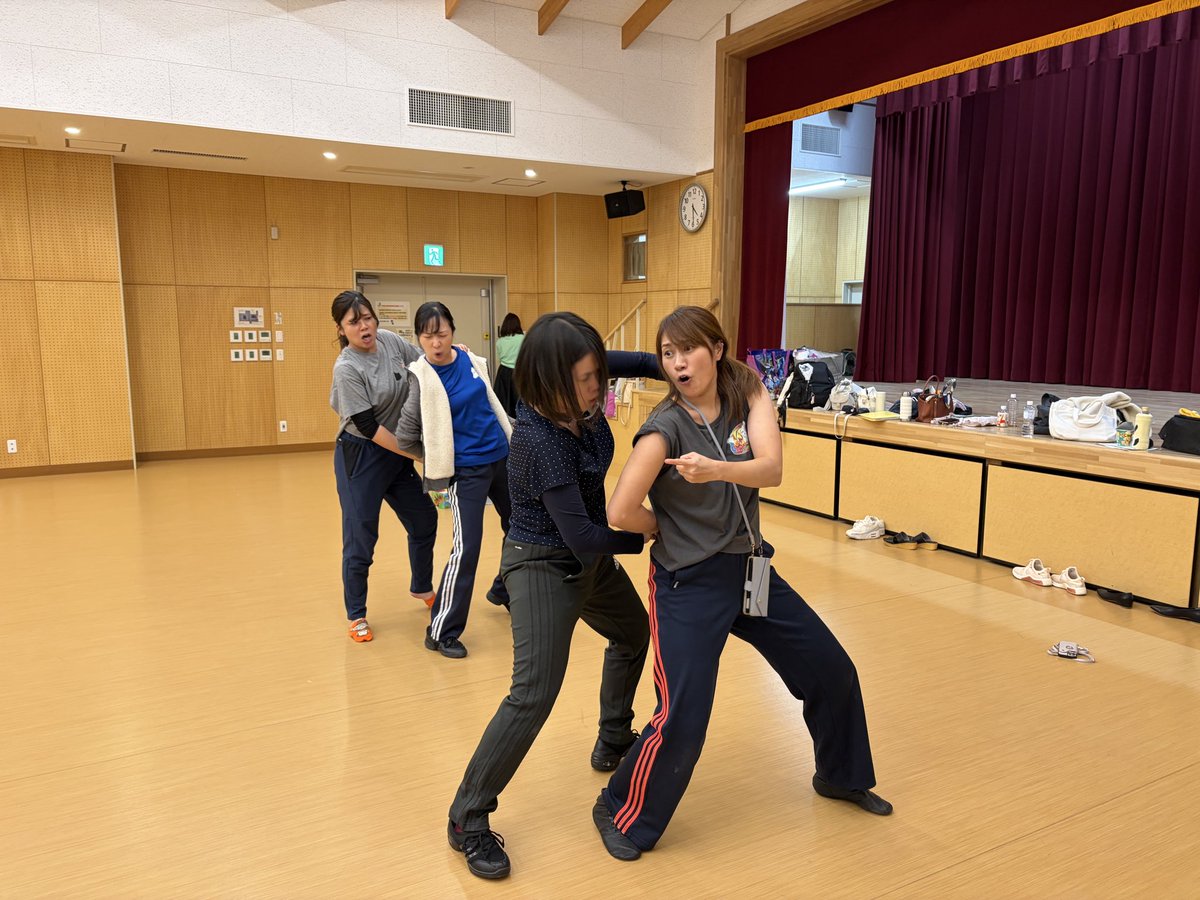 本日の練習は、ダンスの振り直しと演技練！
こちらは、バルジャンとジャベールの2人が歌う曲の高めの様子です！
かっこいいですよ〜😎