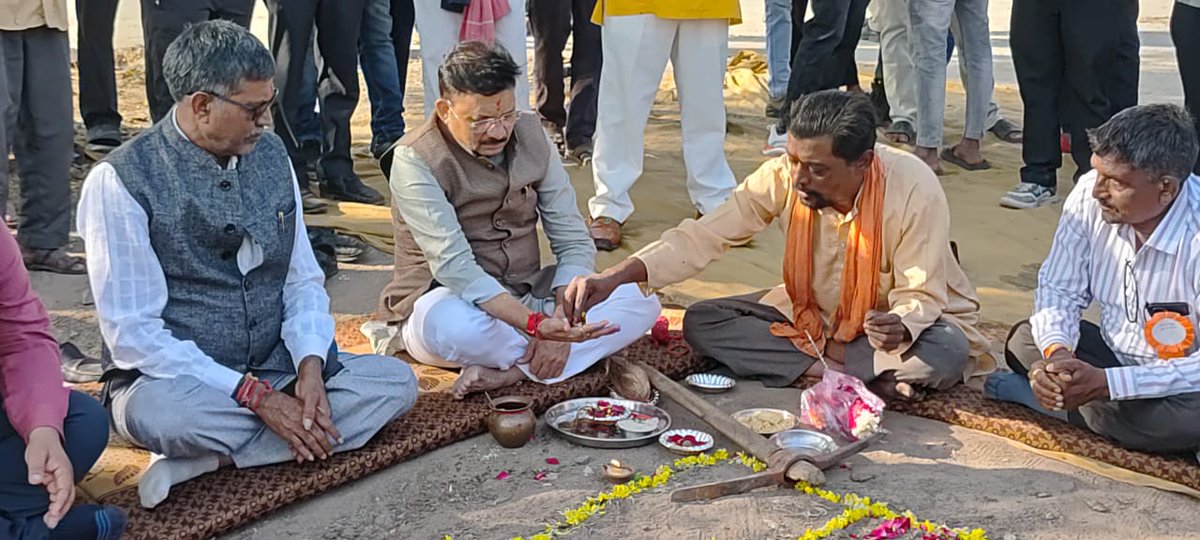 devusinh's tweet image. માતર તાલુકાની સમરસ ગ્રામ પંચાયત સંધાણા ખાતે RGCA યોજના અંતર્ગત અંદાજિત ₹ ૩૫ લાખના ખર્ચે નિર્માણ થનાર નવીન ગ્રામ પંચાયત ઘર કમ તલાટી મંત્રી આવાસના કામનું ખાતમુહૂર્ત કરવામાં આવ્યું.

ધારાસભ્યશ્રી કલ્પેશભાઈ પરમાર, પૂર્વ જી. પં. સભ્ય શ્રી રાજેશભાઈ પટેલ, શ્રી અલ્પેશભાઈ પટેલ  તથા…