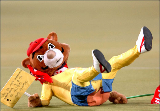 옛날기사들보다가 무슨상황인지도모르겠고 걍ㅈㄴ어이없는사진발견했는데 호돌이 들고 있는 팻말 읽어보니까

"지금은 비록 기아가 하위권이지만 포기하지 않는다
호 돌 이는 믿고 사랑한다 기아 타이거즈"
ㅇㅈㄹ
무슨 마스코트까지 타이거즈 정신