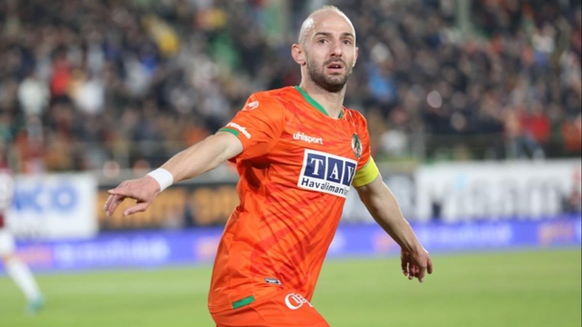 Başkan Serdal Adalı, Sergen Yalçın’a “İstersen Mohamed Salah için Ocak ayında tüm şartları zorlarız.” demiş.

Sergen Yalçın sinirli bir şekilde “Ben Alanyaspor’dan Efecan Karaca’yı istiyorum.” demiş.