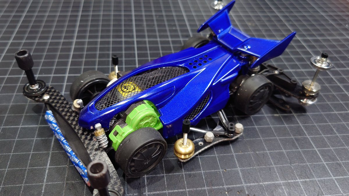 dendi_mini4's tweet photo. 塗装と肉抜き部分のメッシュドレスアップは出来ました☺️
もう既にカッケェなぁ👍️
超速ギヤ使うと思うのでライトグレーのギヤカバーも雑だけど塗装。
サスは部分的に手で塗り塗り。
ステッカーはどうしようかな🤔
ロゴにするか、模様にするか、面積少ないけど痛車仕様にするか。
また考えます😌 https://t.co/quq3X9suuT